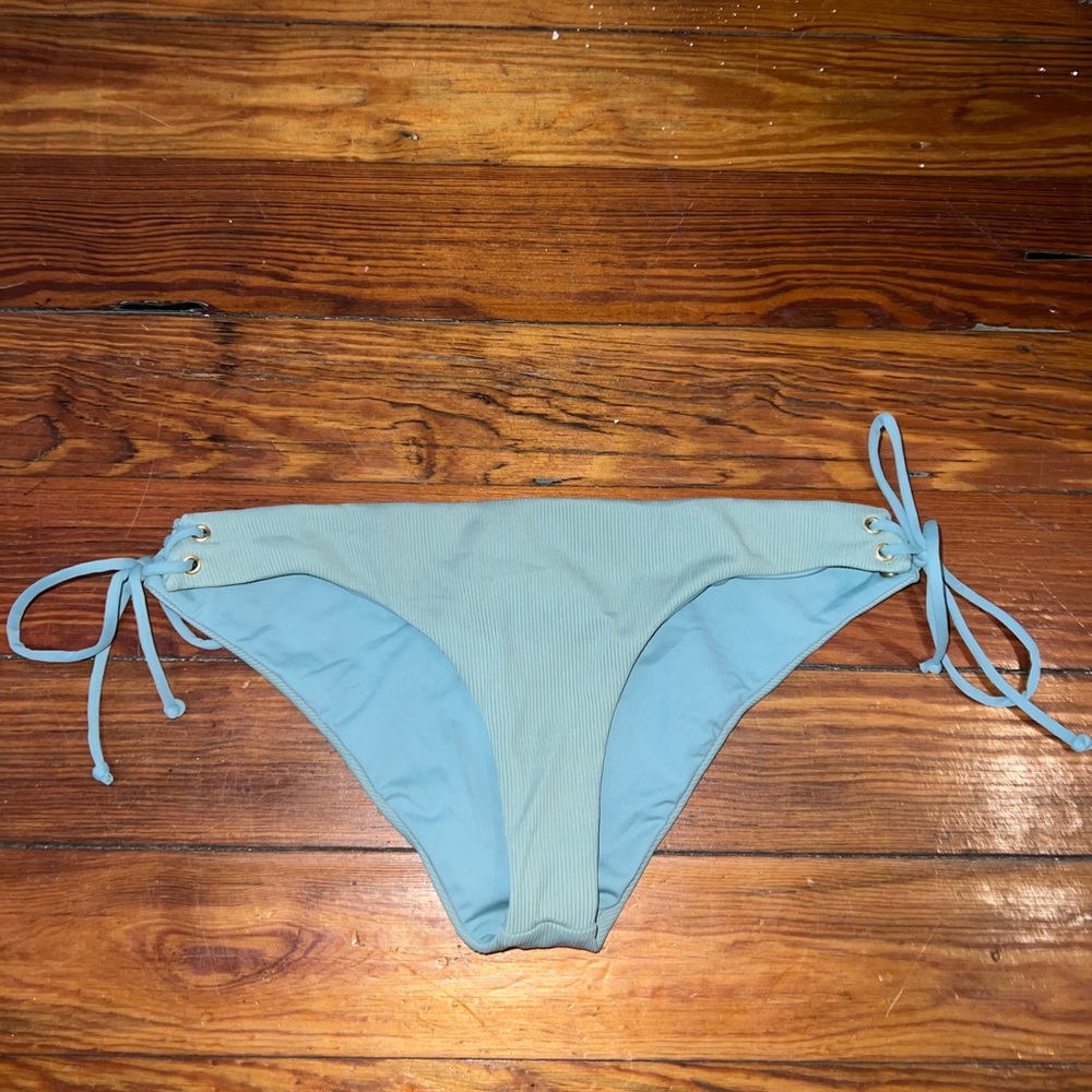 L Space bikini bottoms size small never worn with lining sticker still on